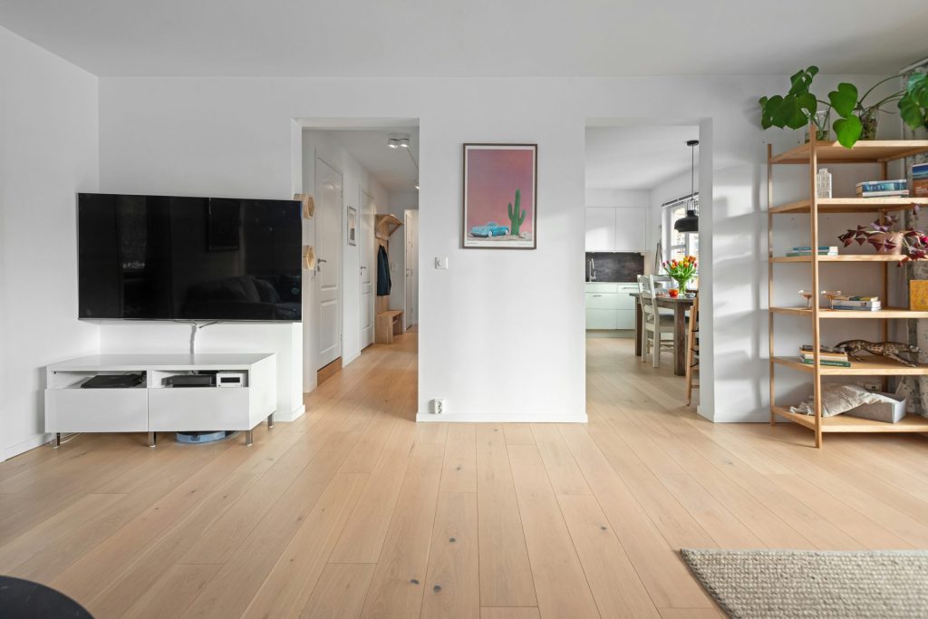 Ein Wohnzimmer voller Möbel und einem Flachbildfernseher